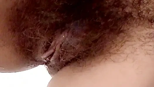 Ich gebe mir einen kompletten handjob und komme vor meiner stiefmutter und schaue ihre große, haarige muschi an.