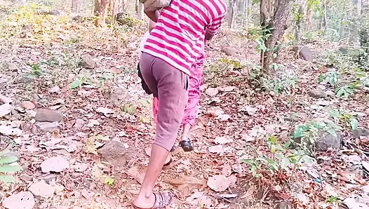 Hintli üvey anne ve üvey oğlu ormanda romantik sert sikişiyor. Telugu edepsizce konuşuyor.