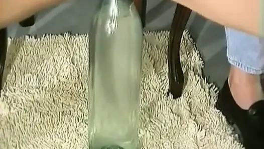 Cewek seksi jerman ini lagi asik muasin memeknya pakai botol sampai muncrat bergiliran