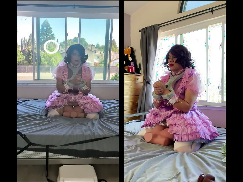 แม่บ้านน้องสาวซาตินสีชมพูขี่ของเล่นตุ๊กตาเย็ดของเธอขณะล็อค