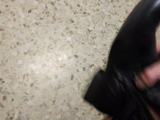 Botines negros de desconocida milf shoesjob cum dentro en el gimnasio