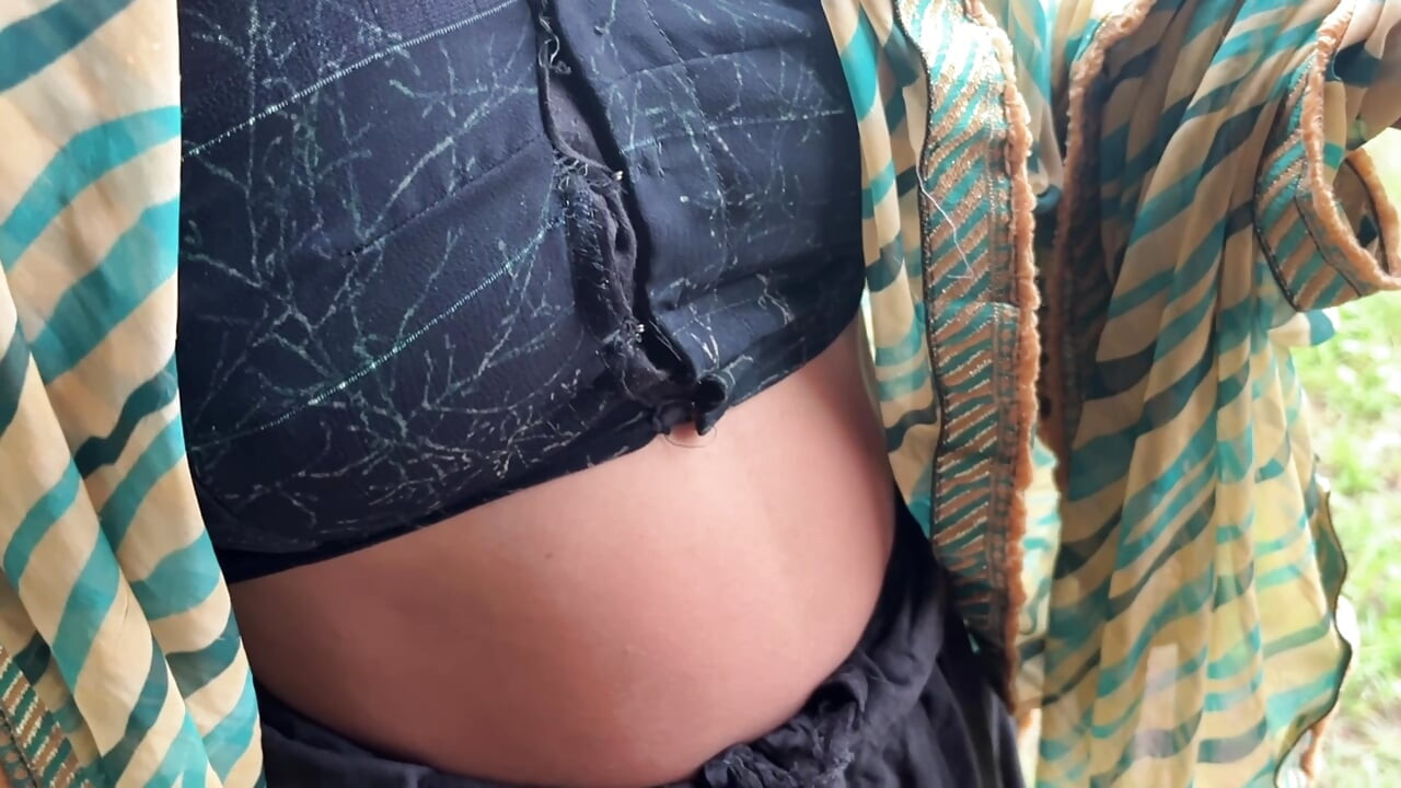 デシの彼女が外で楽しんでる