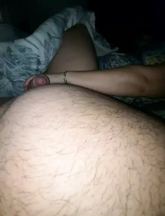 Stiefmoeder zag stiefzoon grote lul in erectie en trekt hem af