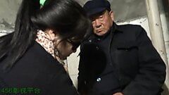 Bătrân chinez cu femei mai tinere