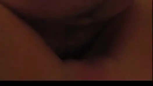 Olgun kızıl saçlı maskeli sikiliyor ve pürüzsüz amına büyük yarakla boşalıyor