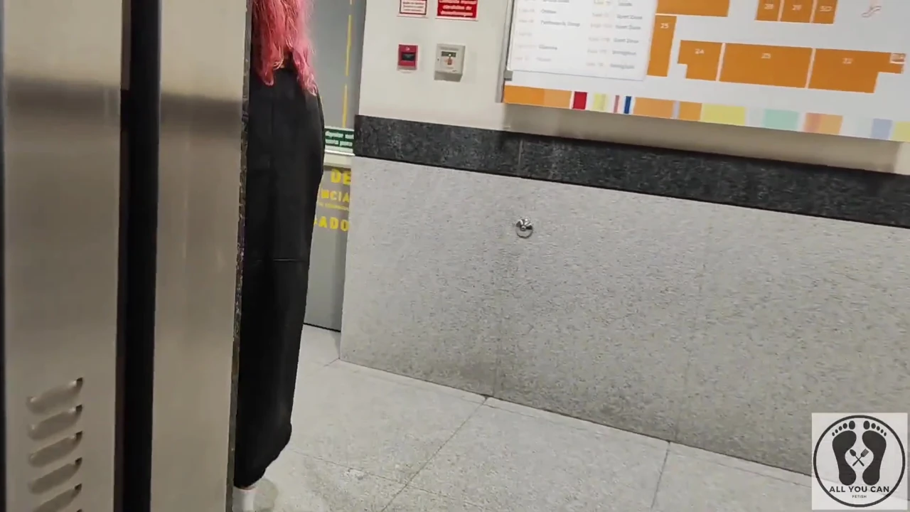Umumi tuvalette ayakta sikişiyor domalarak sikişiyor yüze boşalma