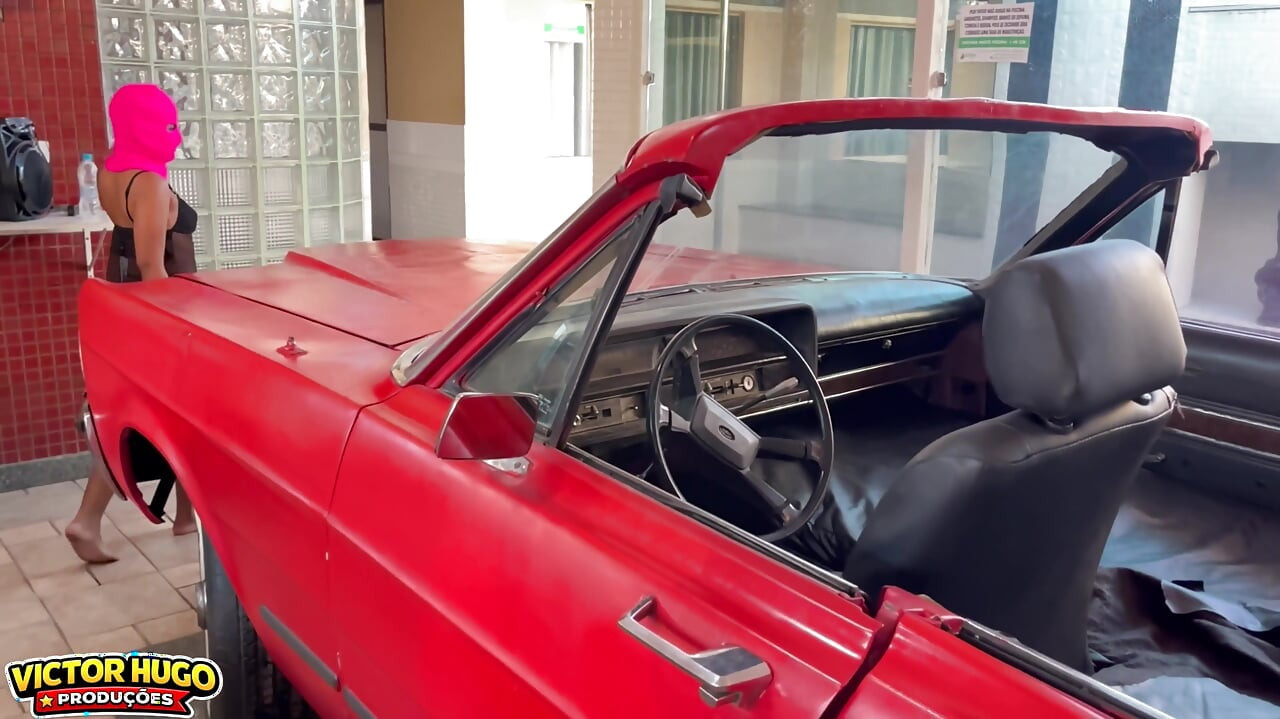 Mulher Gemendo De Prazer Dentro Do Carro Vermelho.