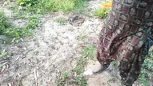 Hintli desi ormanda köylü genç kızla açık havada sert seks