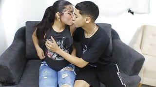 Je baise bien avec la copine salope de mon demi-frère - porno en espagnol
