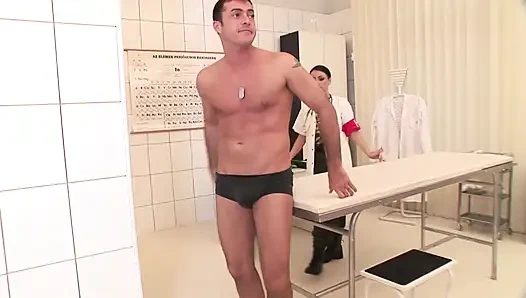 Paramedis dientot habis-habisan