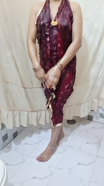 Watching Bengali Bhabhi's cool nude video of bathing will make the penis water come out | Clip 2