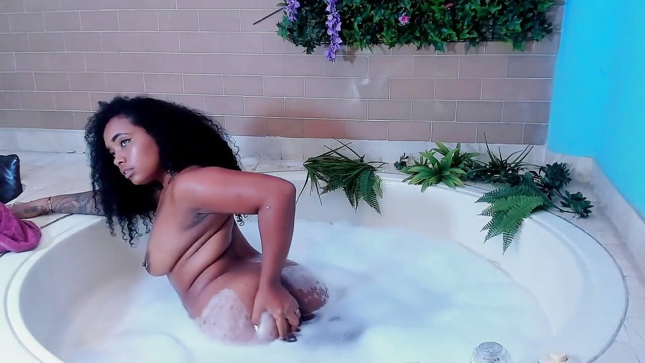 אישה שחורה גדולה מאוננת בג'קוזי