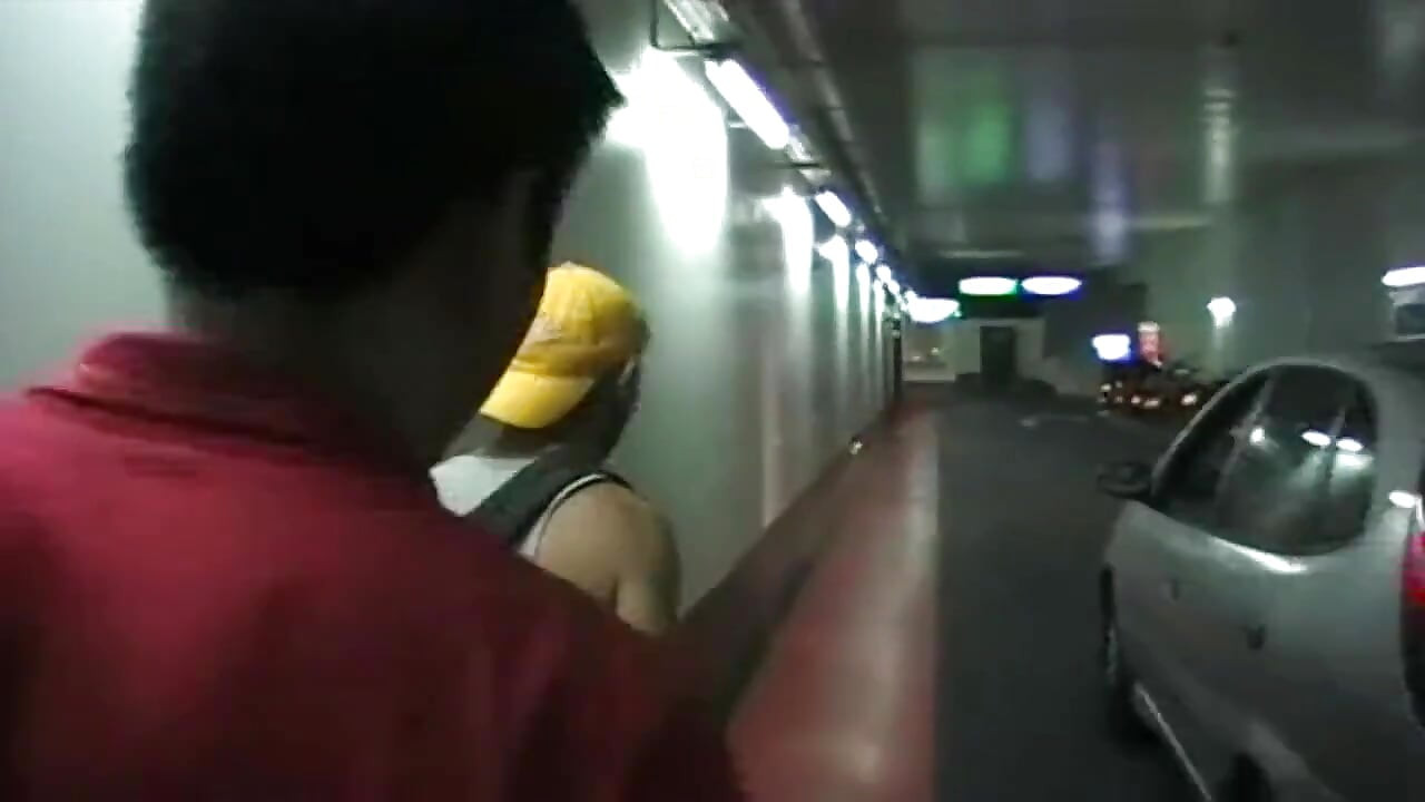 สาวร่านเอเชียโดน 2 ท็อปส์ซูเย็ดในห้องน้ําสาธารณะ