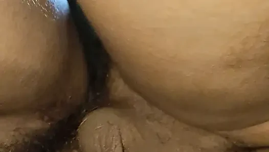 Das einheimische Mädchen wurde von hinten packt.