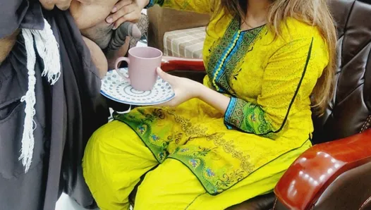 Une employée de bureau desi boit du café avec le sperme d'un garçon de bureau avec de l'audio en hindi