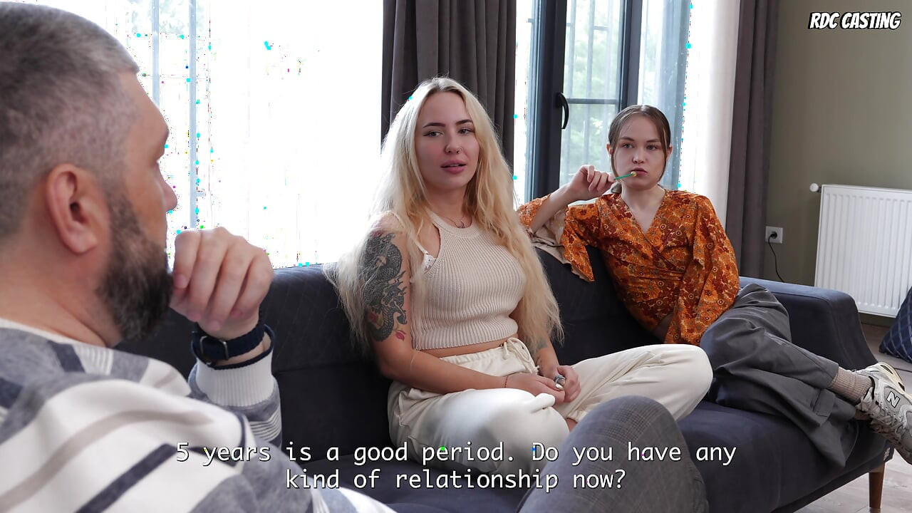 Гаряча Белла Мур розповідає нам про своє особисте життя під час жорсткого і глибокого сексу з двома величезними членами!