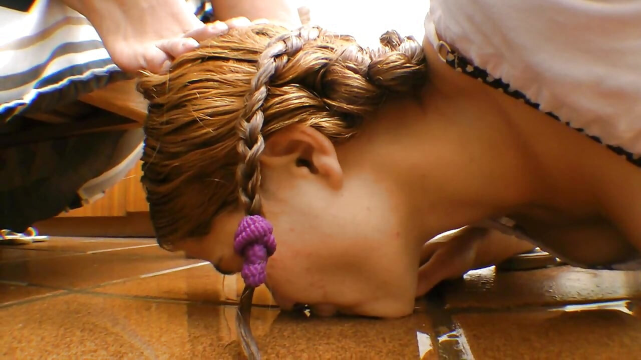 Ingoio la mia pisciata - dominazione lesbica della top girl gigante