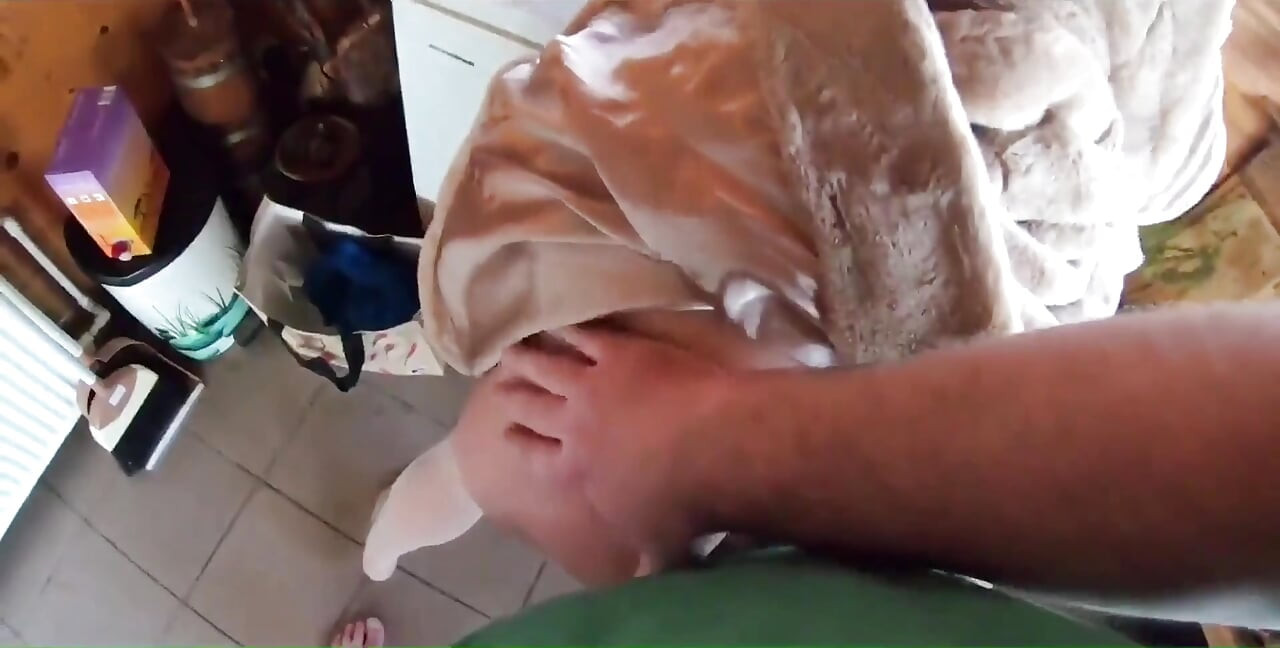 Altın elbise, kürk ve sigara içen kıllı amcık, derin sakso ve buzdolabında sert domaltma