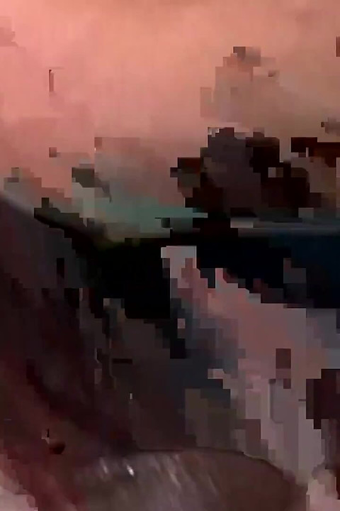 Seksi brineta dodiruje svoju pičku pored bazena i analno jebe veliki crni kurac