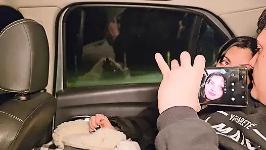 Arabada birkaç arkadaşla alışverişe gittik ve dördümüz arabada seks yaptık.