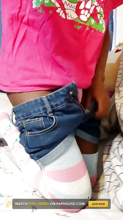 Schwarzer femboy zeigt dir beule und arsch in seinem höschen
