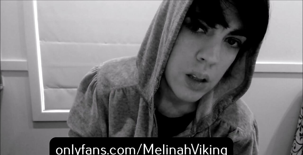 Nieśmiała bluza z kapturem