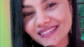 Expresión facial de Nivisha para amartillar en instagram en vivo.