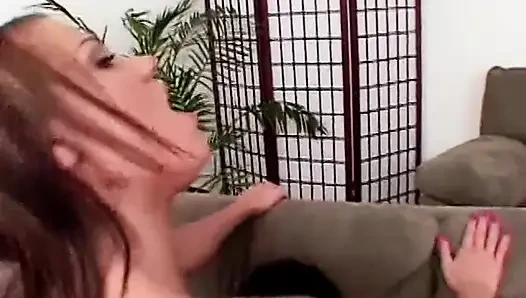 Nettes teen spreizt ihre beine und wird von einem stiefvater auf der couch gefickt