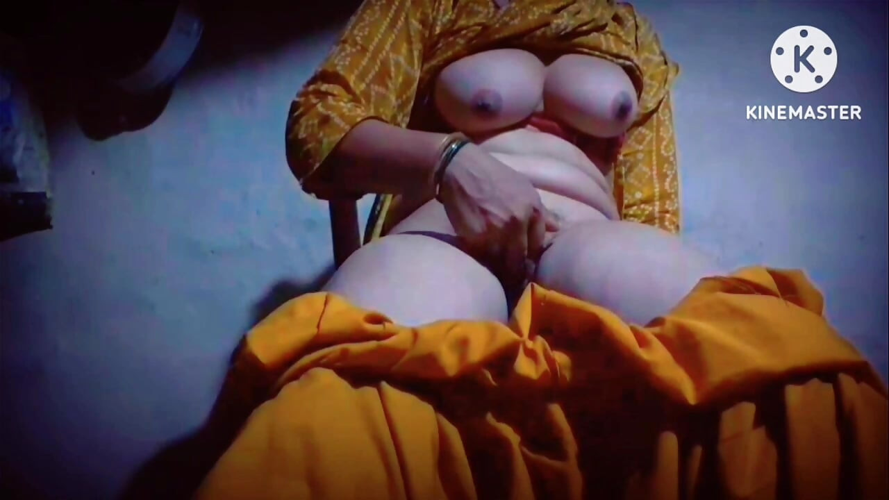 Fată drăguță sexy care se joacă cu marele ei