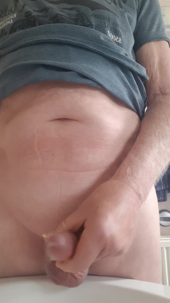 Crot sperma di kamar mandi