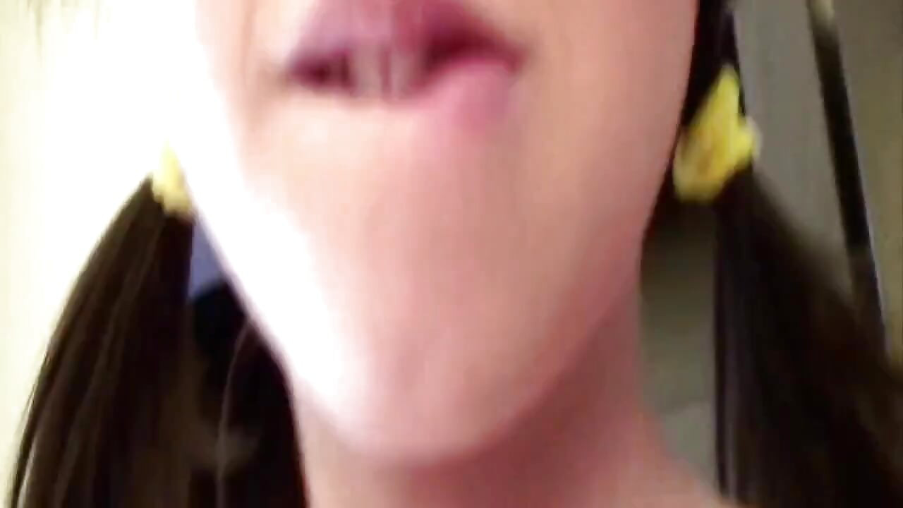 Morena abre a bunda para close-up dedilhado