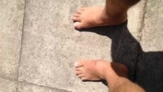 Nackte Füße in der Sonne
