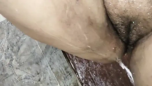 Istri tamil lagi mandi