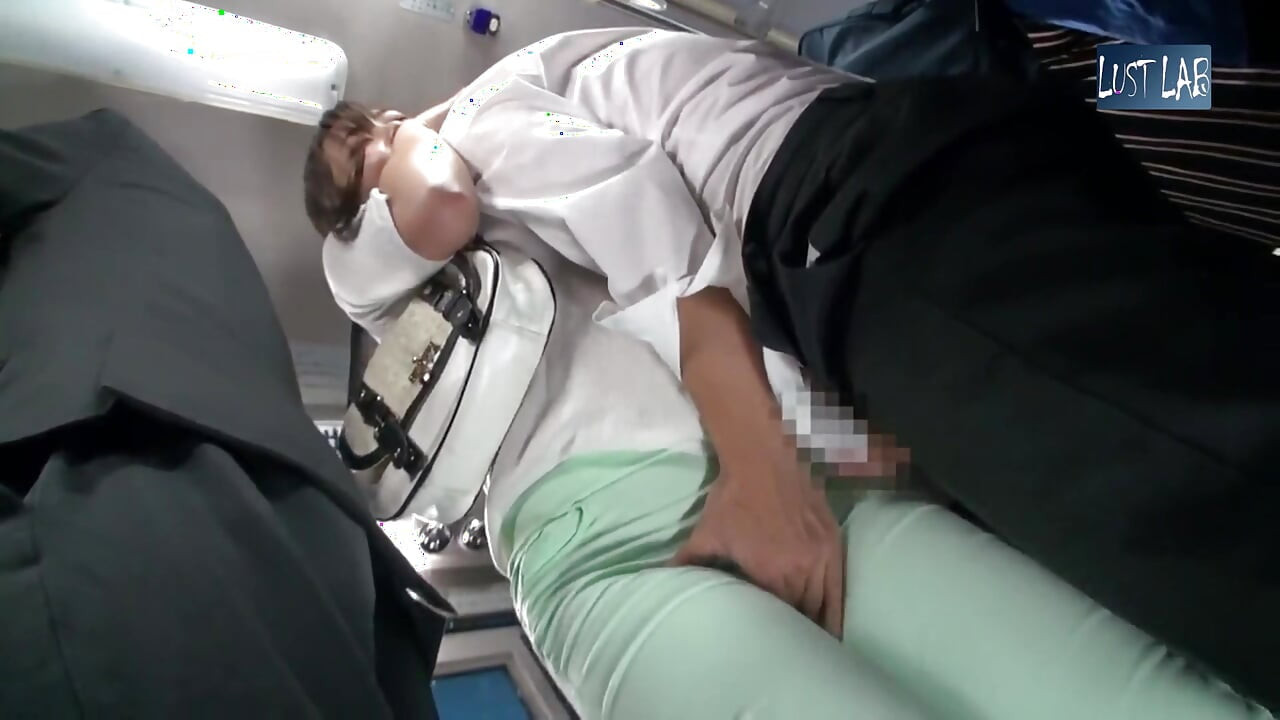Gužva u autobusu. Žena uskim pantalonama oseća čvrstu presu, linija gaćica se pokazuje dok popušava trenutku - part2