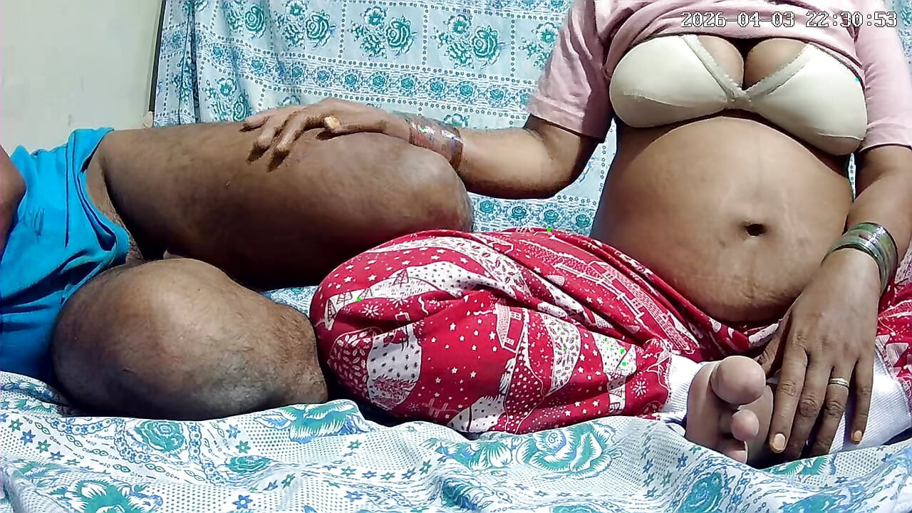 Médico y enfermera indios en la casa del pueblo