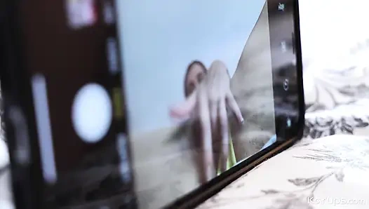 Camgirl Crams Her Cooch