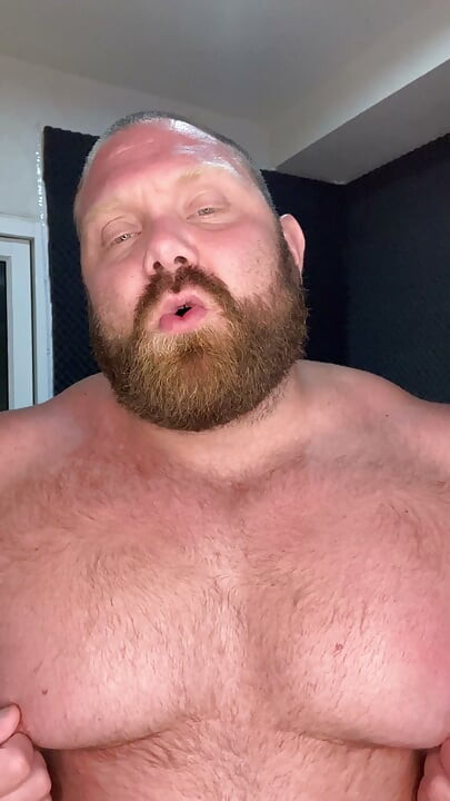 Muscle Ddy σε πιάνει να κρυφοκοιτάς