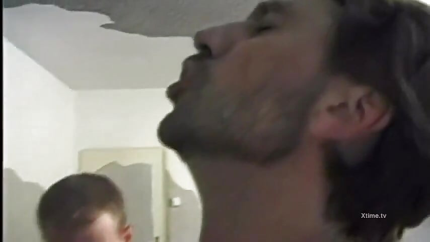 Smeđokosa sama protiv četvorice puštenih muškaraca s tvrdim kurcem gladnih pičke