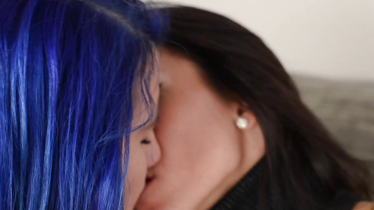 Kissing Erotic Sophia Stark and Amanda Blue