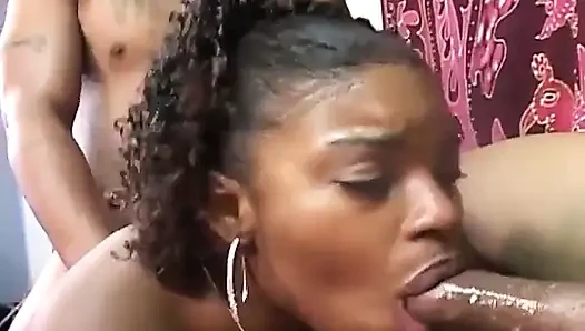 Cewek semok kulit hitam dan putih lagi asik seks threesome sama pria kulit hitam
