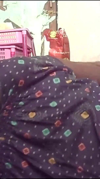 Ikonični trenutak od "indijska seoska žena iz sela sela se vrelo ljubi"