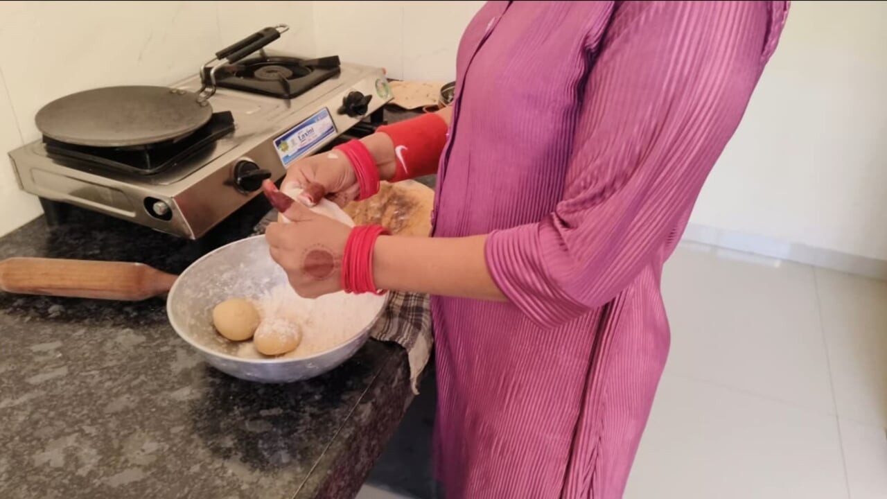 Küchen-sex: stiefmutter sitzt, um essen zu essen, bis wir gehen