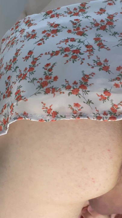 Moment palpitant de « Un hétéro qui porte une jupe courte de femme avec une bite bien dure en show et pas de culotte »