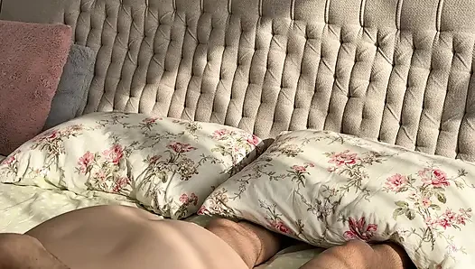 Azgın üvey kardeş masum üvey kız kardeşini yarağına bindiriyor