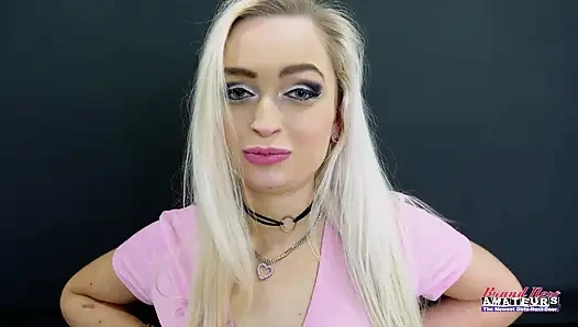 Starlette Storm: tombul sarışın elle muamele göt dilleme oyuncağı yoğun ateşli oynuyor!