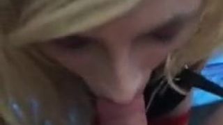 Une travestie blonde vêtue de plomb suce la bite de son beau-père