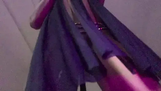 Замедленная чернокожая тинка танцует в замедленной съемке, ветрующую мокрую киску крупным планом