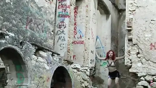 Justine, cewek penggoda rambut merah