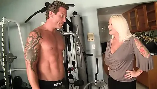 Seksi edepsiz sarışın orta yaşlı seksi kadının ıslak amının içinde büyük bir yarağa ihtiyacı var!