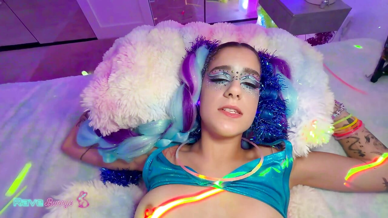 狂歡女孩麥迪遜·斯蒂爾為DJ的雞巴張開雙腿！